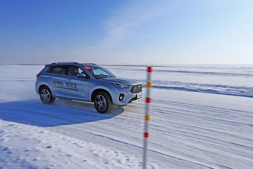 冰雪路面轿车和两驱suv哪个好 冰雪路面轿车和两驱suv哪个好一点